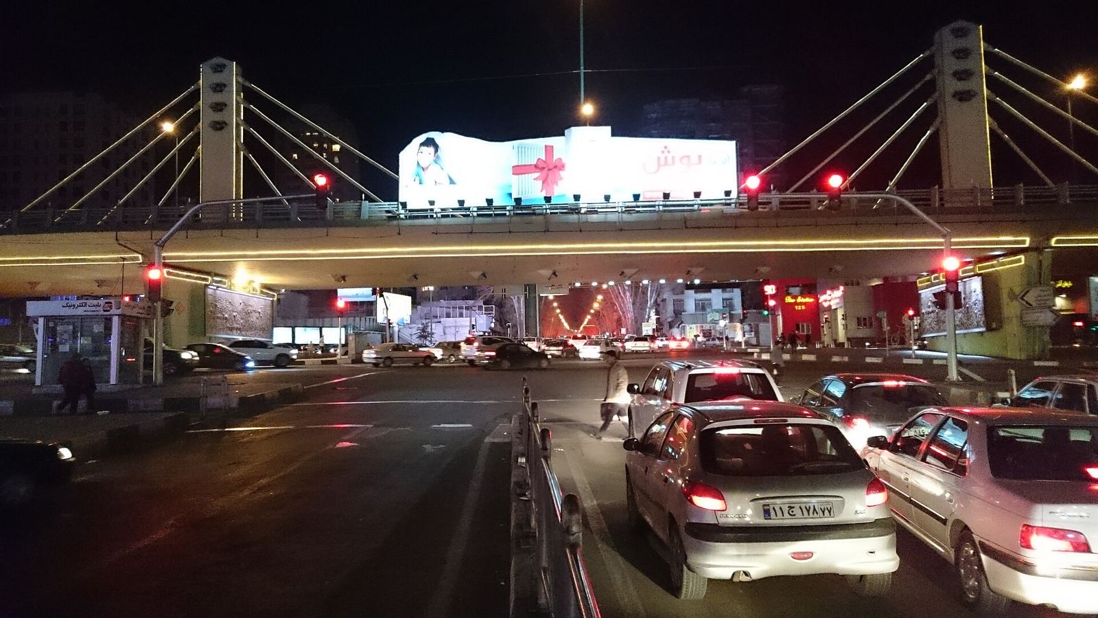تابلو تبلیغاتی نورانی روی پل نمایشگاه تهران در شب